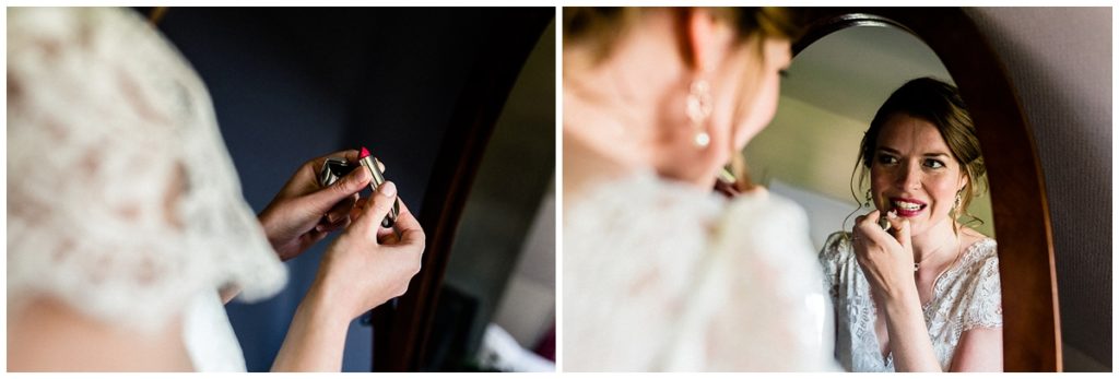la mariée se met du rouge à lèvres