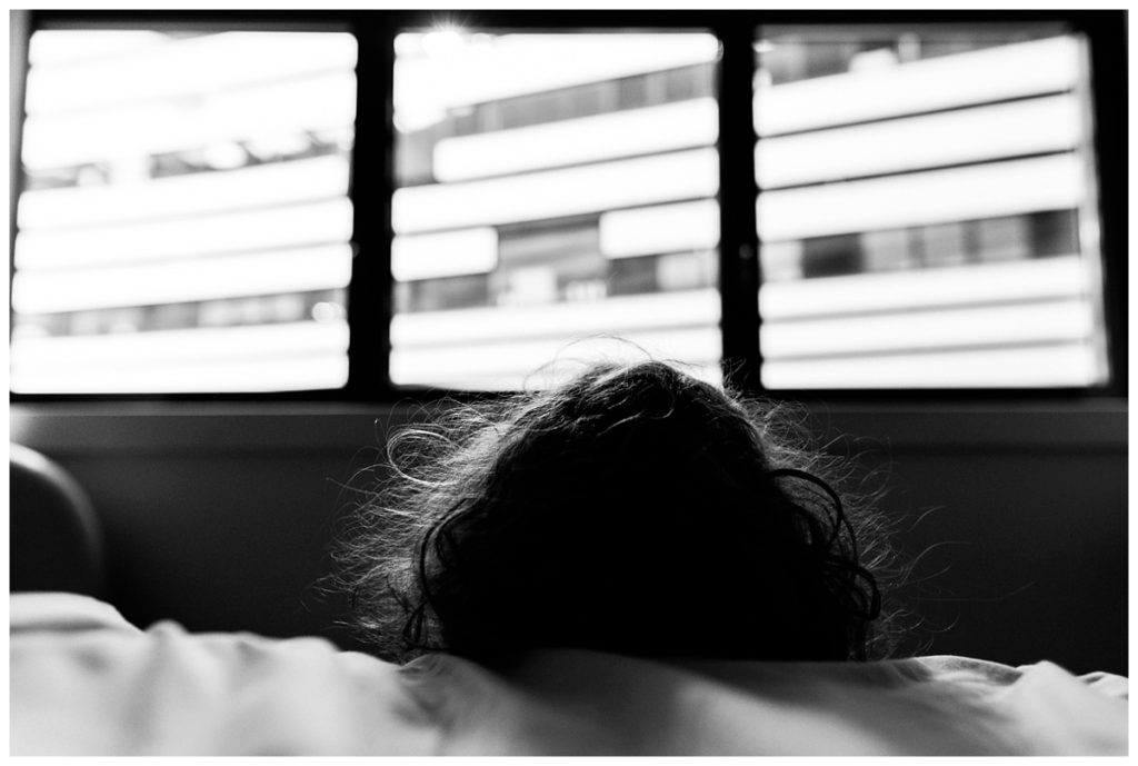 reportage famille à l'hopital en normandie - photographe handicap normandie - audrey guyon photographe