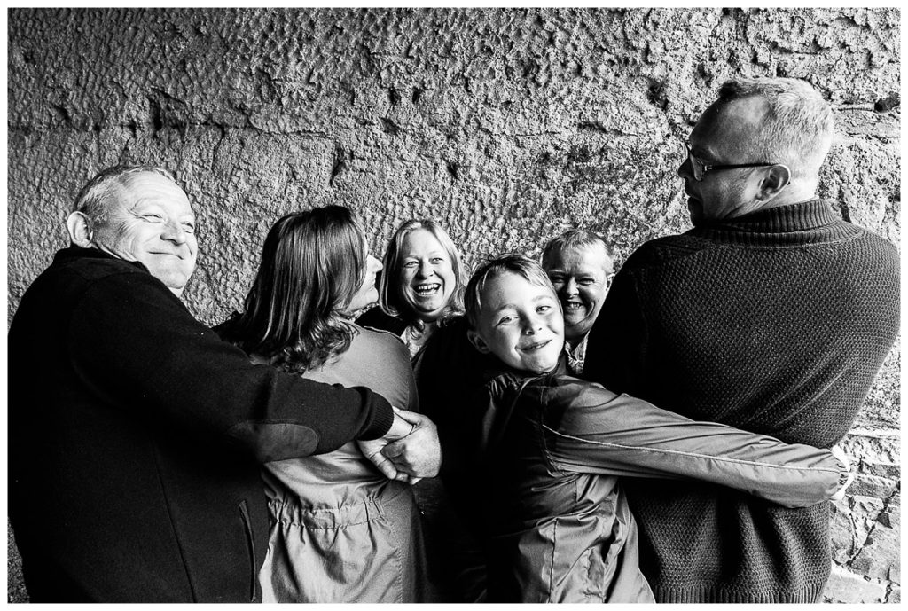 seance famille sous la pluie, photographe famille manche, photographe famille normandie, audrey guyon, photographe emotions, family photographer, photographe interprete, photos de famille, souvenir en famille, photographe lifestyle
