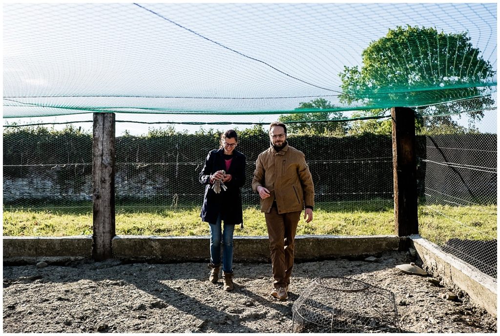 Linda et Gregory se marient prochainement. Ils sont tous les deux vétérinaires et vivent à la ferme. photos par audrey guyon photographe en normandie