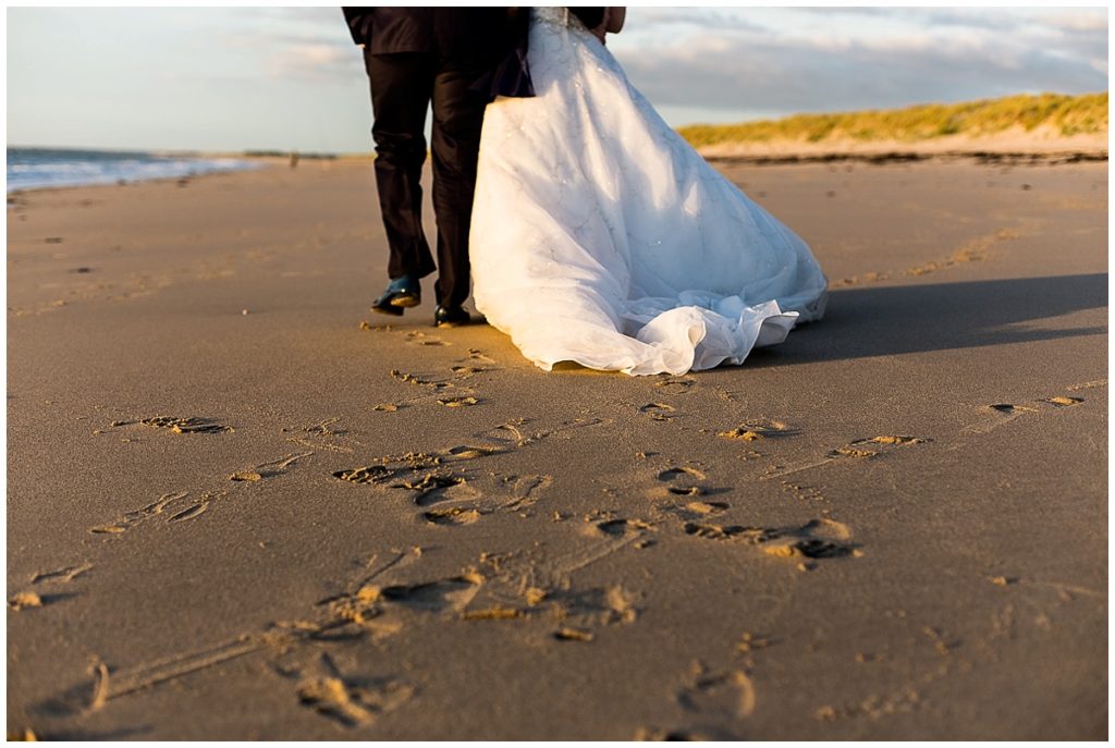 photos de mariés à la mer après le mariage
