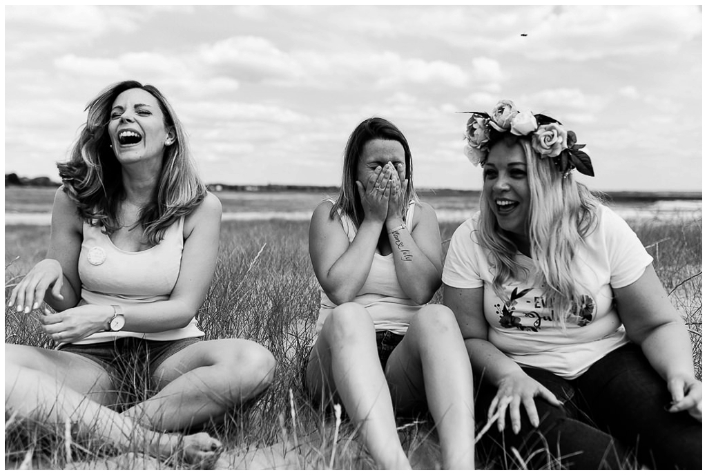rires lors d'un evjf dans la manche par Audrey GUYON, photographe evjf dans la manche