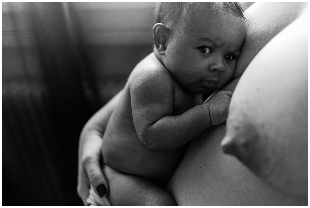 bébé contre sa maman en peau à peau. Photographe nouveau né calvados, audrey guyon