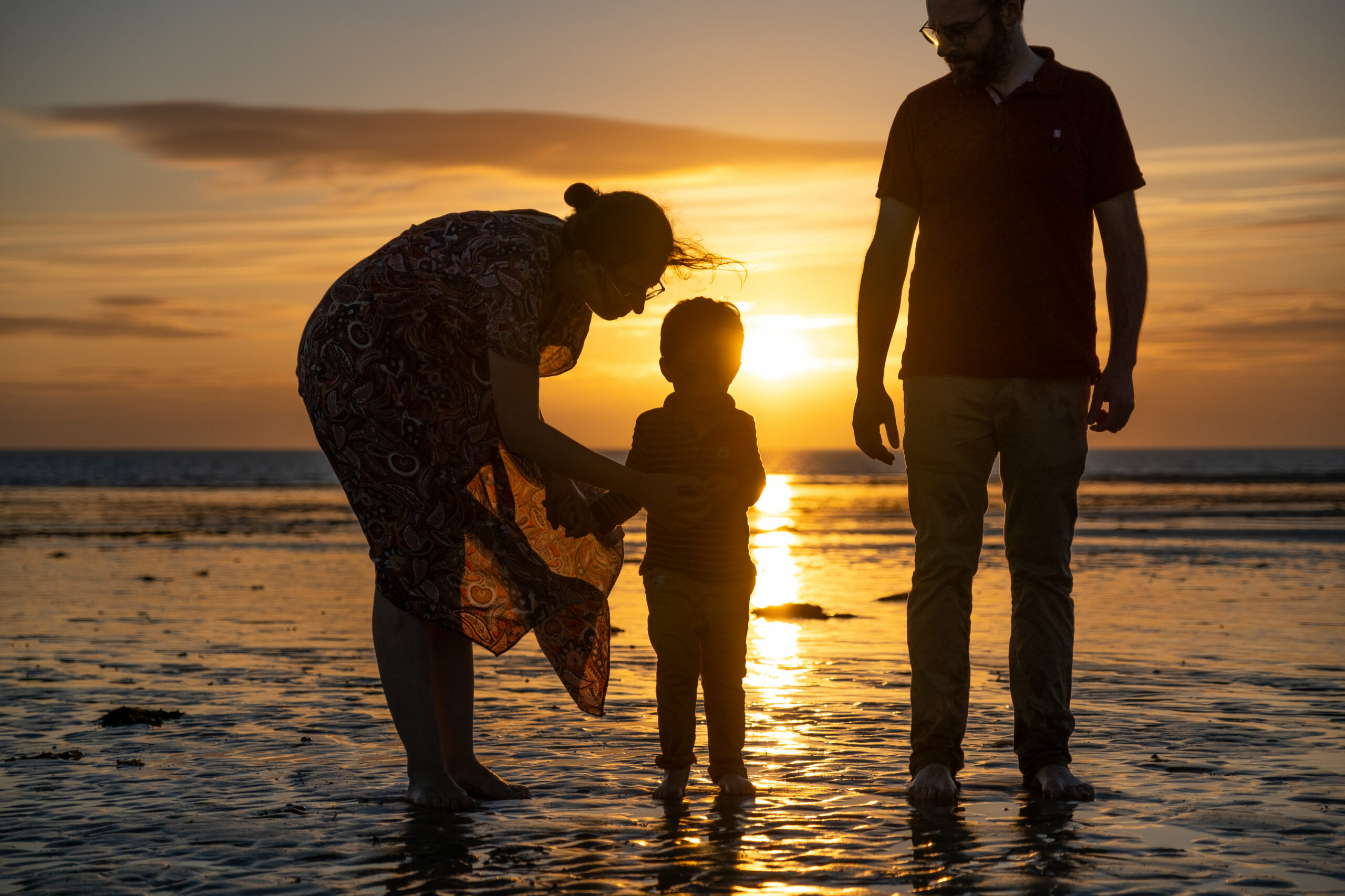 photographe famille normandie - seance photo famille plage manche - audrey guyon - photos de famille à la golden hour manche