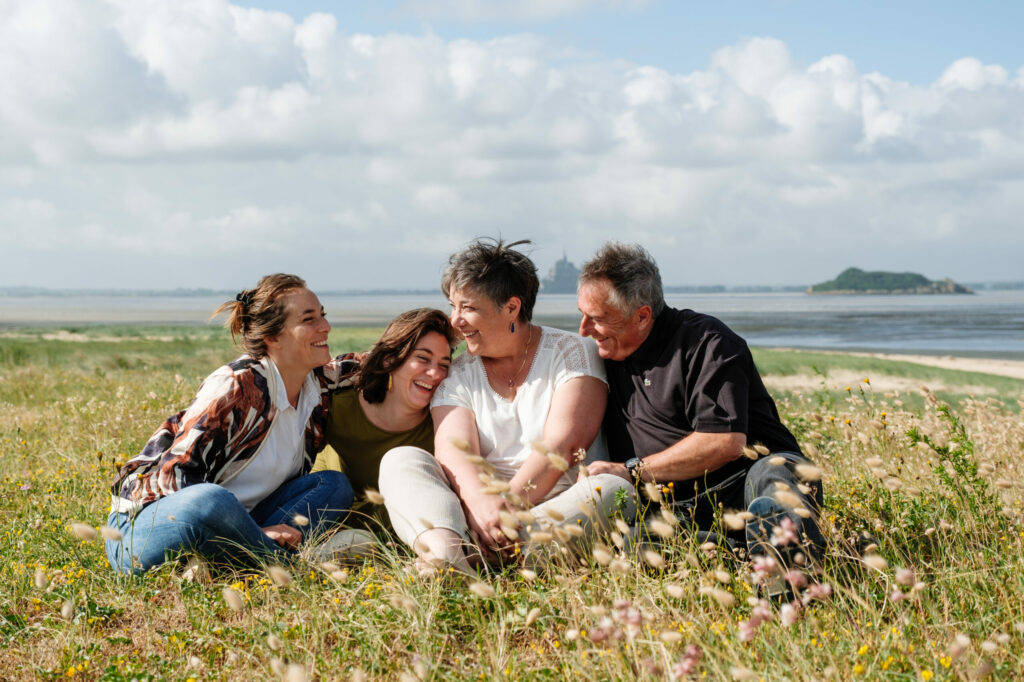 Mini séance photo famille normandie - mini seance photo famille en exterieur manche - audrey guyon