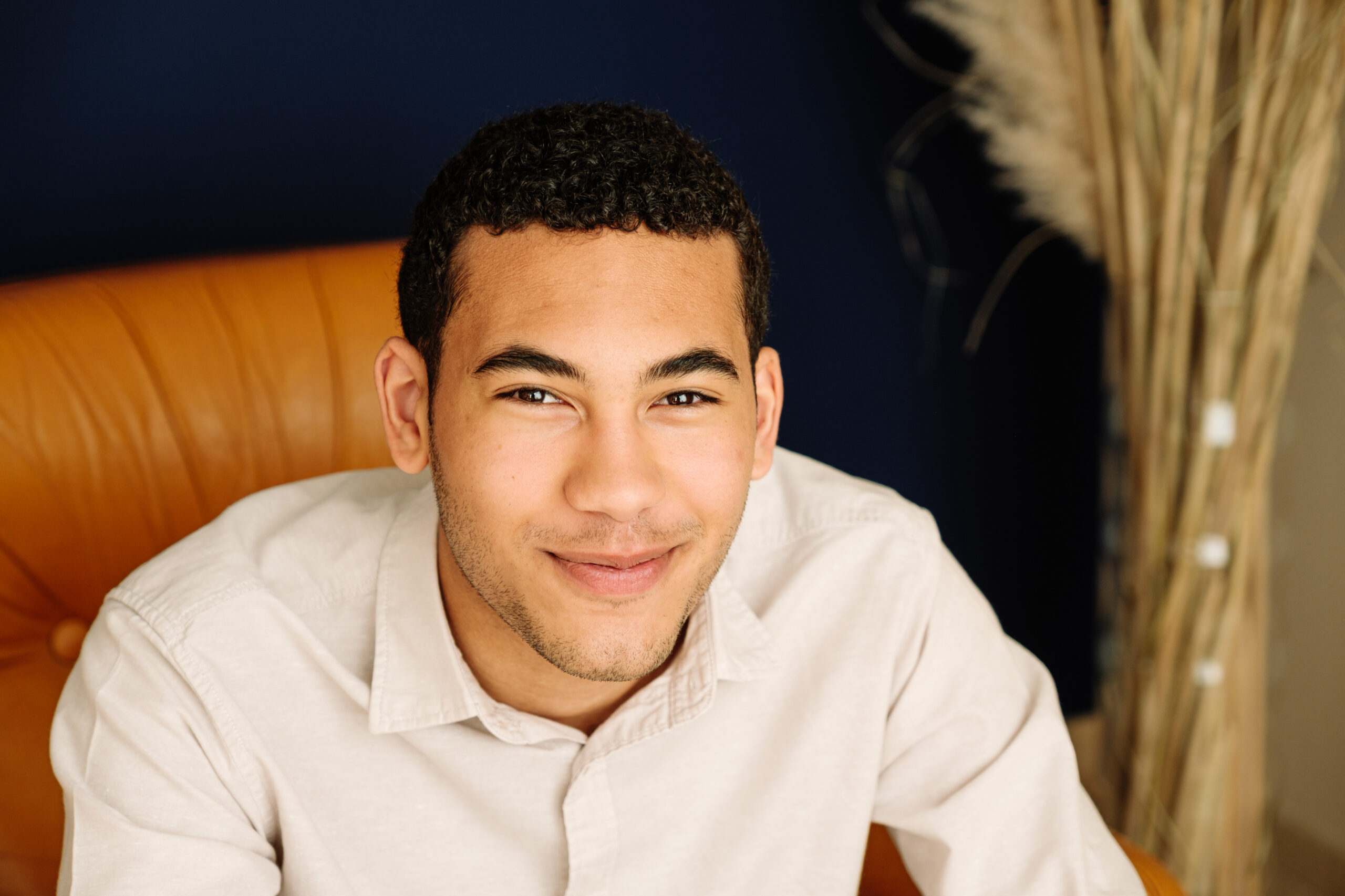 portrait jeune homme - lumière naturelle - audrey guyon - photographe manche