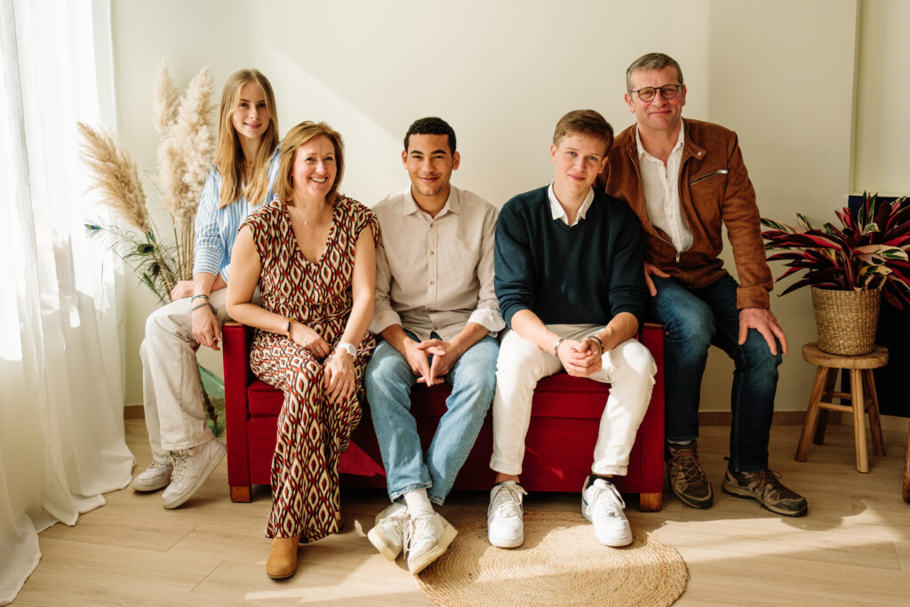 mini séance famille en lumière naturelle - showroom audrey guyon - photographe manche