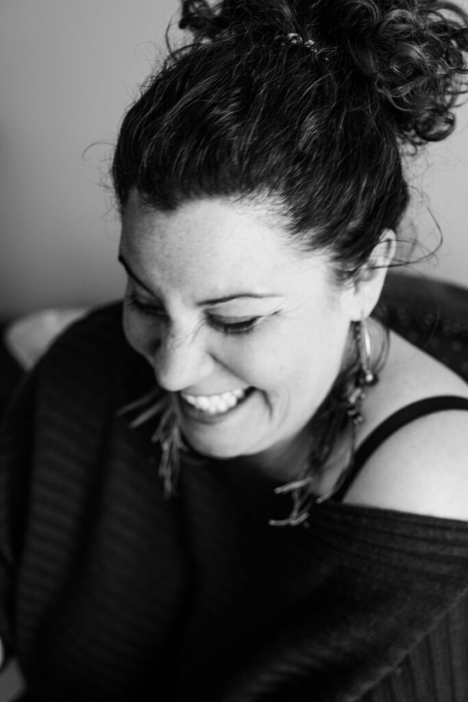 séance photo professionnelle et personnelle en Normandie - sourire femme - portrait sensible