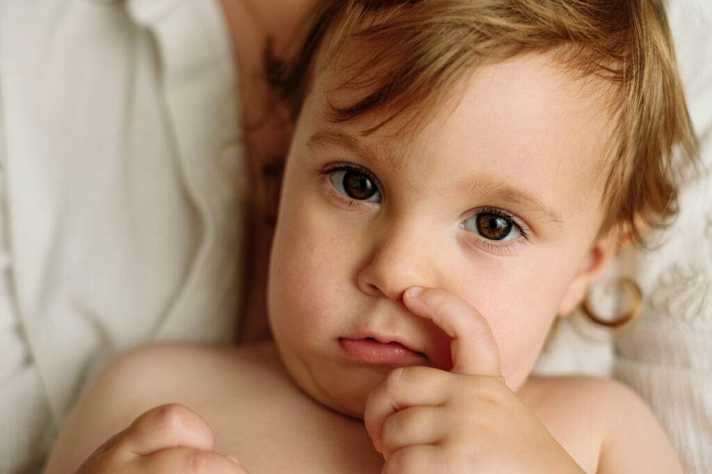 portrait enfant en lumière naturelle - studio en lumière naturelle dans la manche - audrey guyon