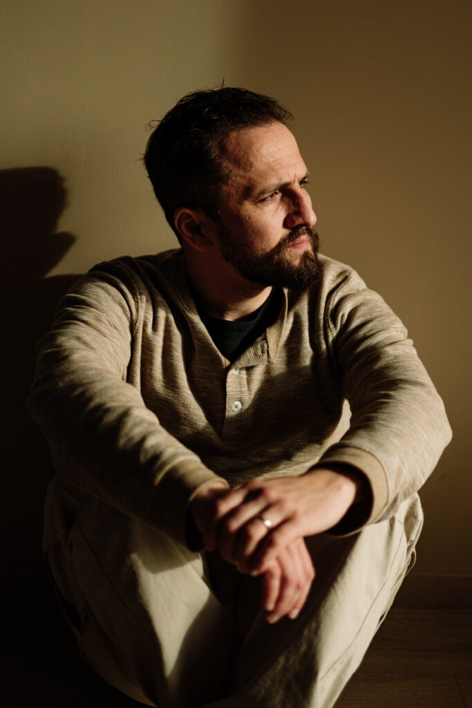 portrait homme en lumière naturelle - showroom photo dans la manche - audrey guyon